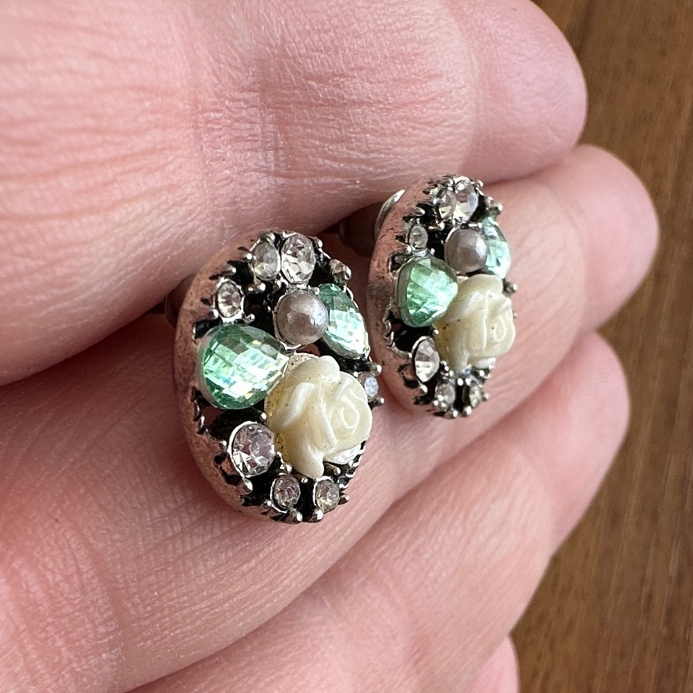 NWOT Elegant Floral and Gem Stud Earrings 🌺 - Picture 5 of 5